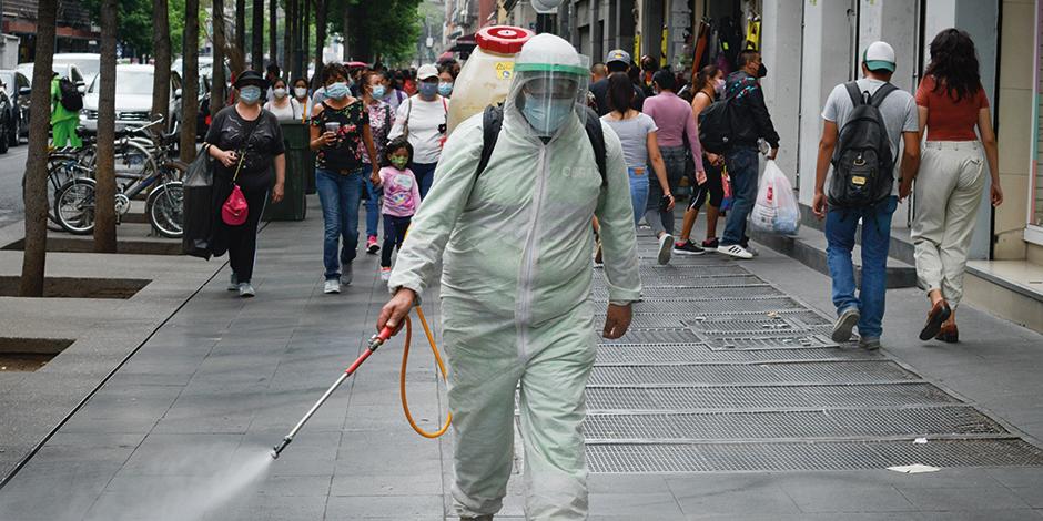 Un hombre desinfecta los pasos peatonales del Centro Histórico capitalino, ayer.