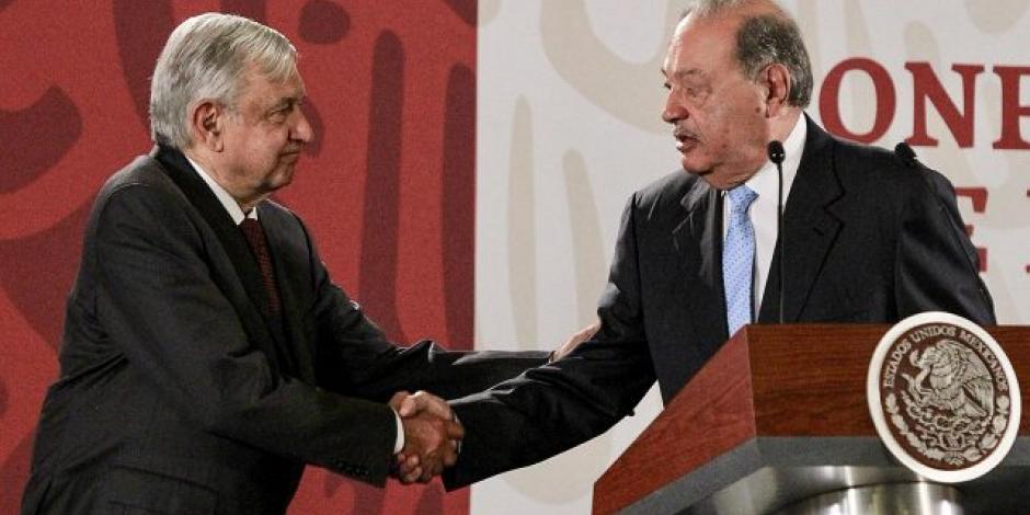 El Presidente López Obrador da la mano al empresario Carlos Slim, en foto de archivo.