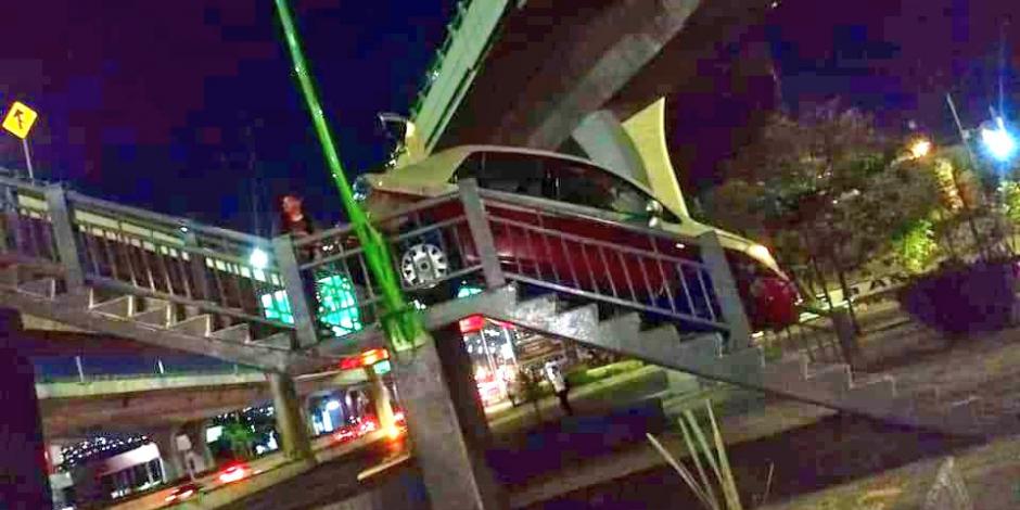 En Naucalpan, un taxista atravesó un puente peatonal con todo y su vehículo, el cual tenía placas de la CDMX