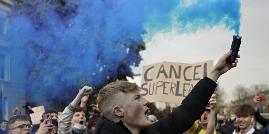 Aficionados del Chelsea afuera de Stamford Bridge durante la protesta que realizaron para pedirle al club que abandonara la Superliga europea.