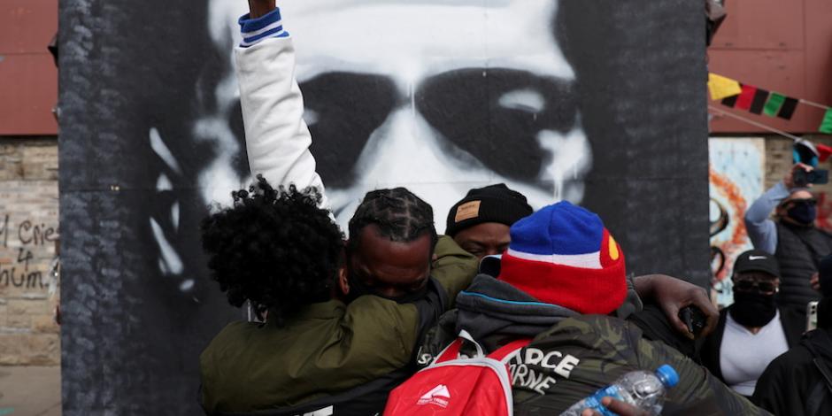 Manifestantes celebran frente a un mural de Floyd, ayer, el fallo del jurado.