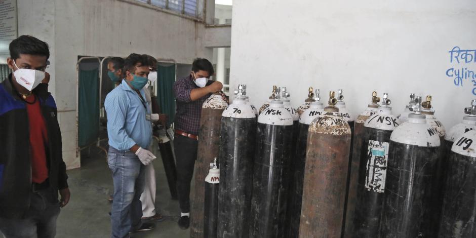 En India usan cilindros de oxígeno en el hospital después de una fuga en la planta de oxígeno en Nashik