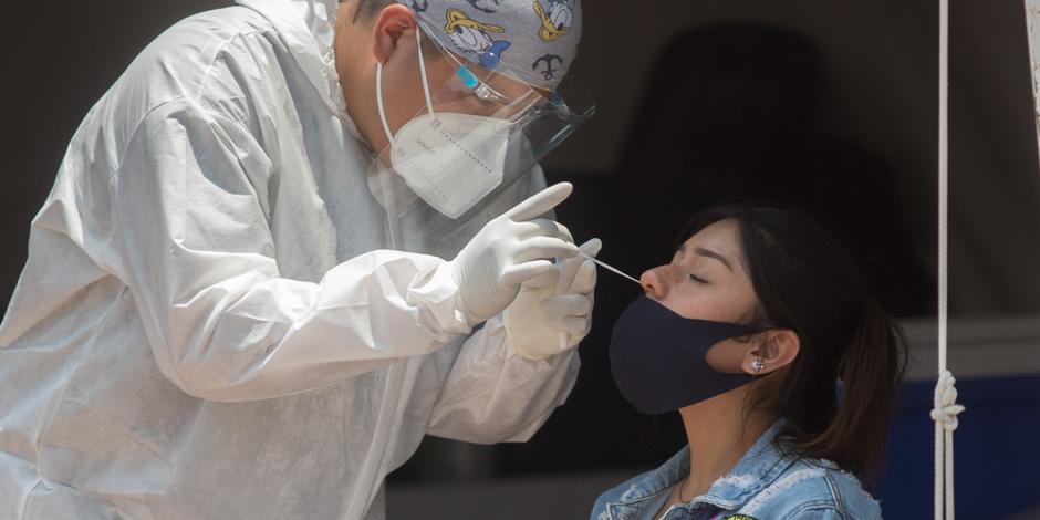 Una mujer se realiza la prueba para detectar el contagio de COVID-19 en un Mega Quisco en la alcaldía de Cuauhtémoc, en la CDMX.