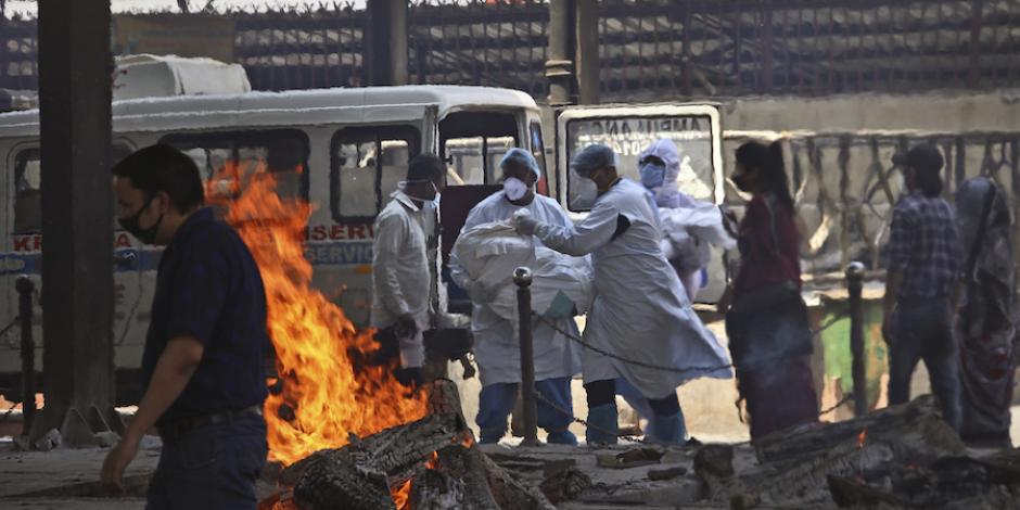 Personal sanitario traslada a crematorios al aire libre los cuerpos de las víctimas de la pandemia, el pasado 21 de abril.