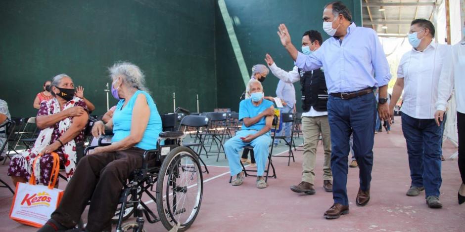 Héctor Astudillo flores saluda a adultos mayores que recibieron la primera dosis antiCovid, ayer.