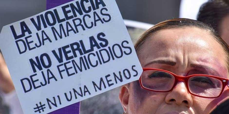 La violencia deja marcas... no verlas deja feminicidios, consigna una mujer en un papel durante protesta feminista