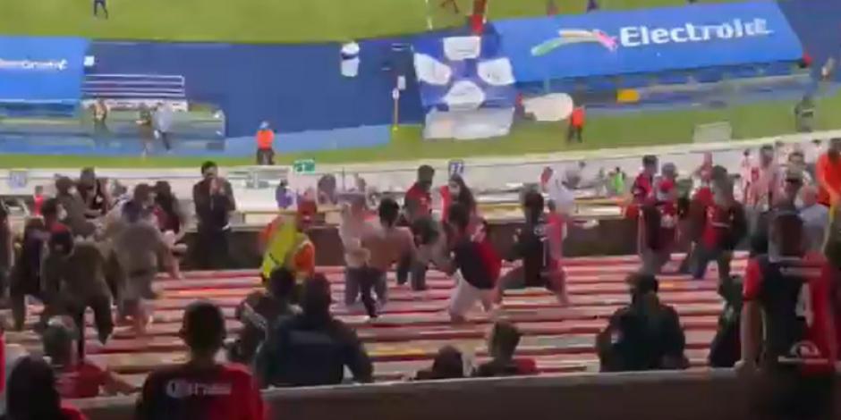 Fans de Chivas y Atlas tienen brutal pelea campal durante el Clásico Tapatío