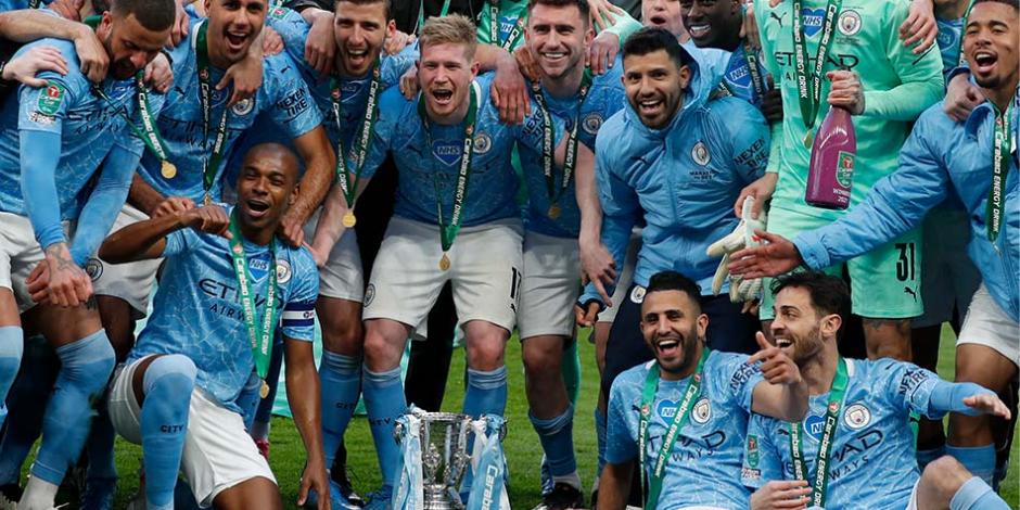 Manchester City celebra su primer título de la temporada.
