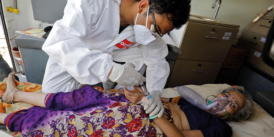 Un médico atiende a un paciente con Covid-19, ayer,  en un hospital público en Ahmedabad, India.