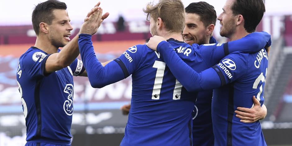 Jugadores del Chelsea festejan un gol en la Premier League