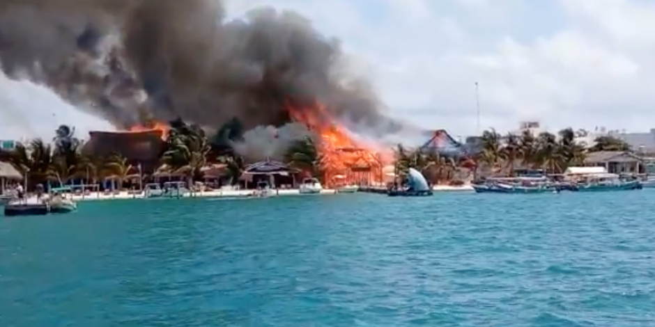 Incendio en Isla Mujeres devora al menos 10 locales de la zona restaurantera
