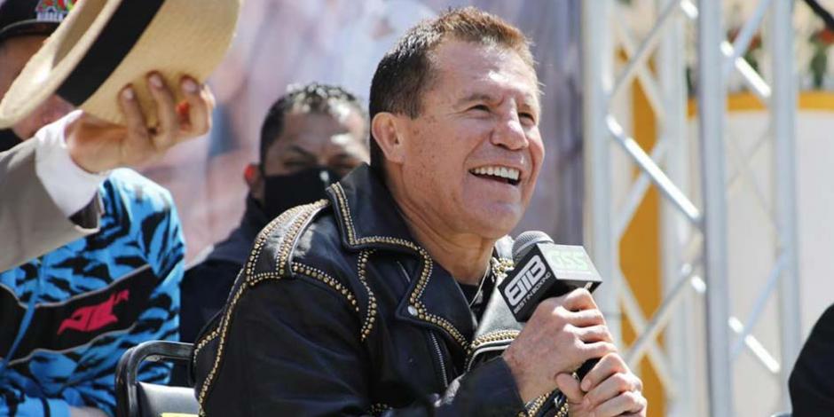 Julio César Chávez, quien disputó su última pelea de box el mes pasado, disfrutó con su familia el concierto de Edith Márquez.