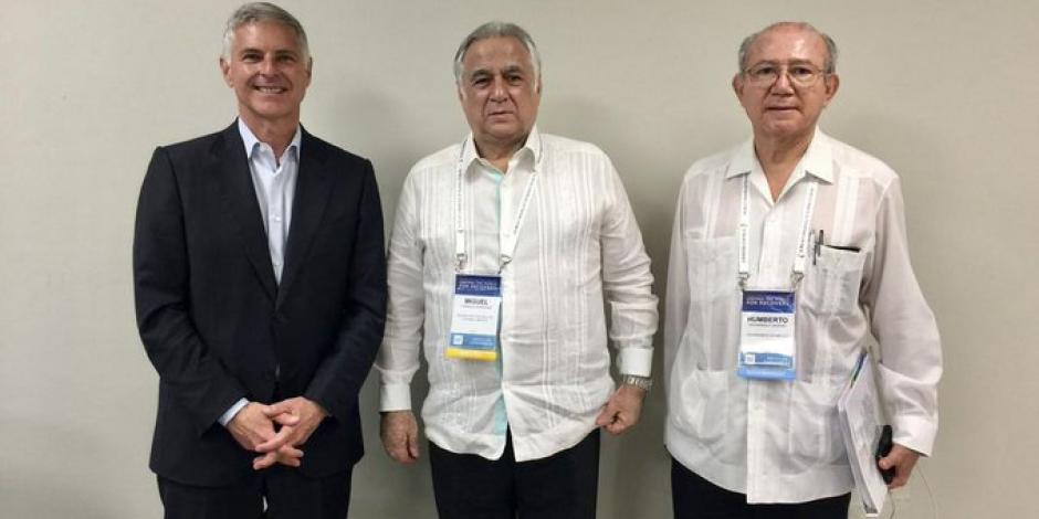 Christopher Nassetta, de WTTC (izq.), Miguel Torruco (centro) y Humberto Hernández (der.), de Sectur, ayer.