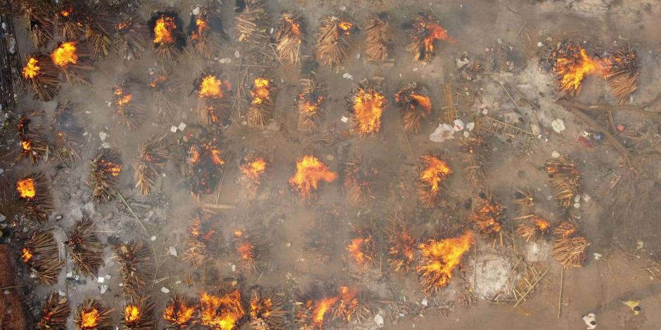 Una cremación masiva de personas, que murieron debido al COVID-19, en Nueva Delhi, India, el 28 de abril de 2021.