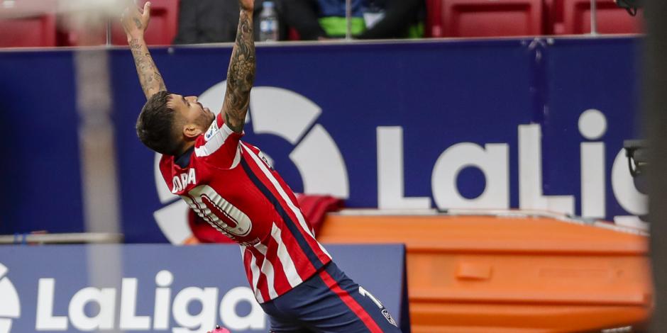 Angel Correa festeja tras anotar el primer gol del Atlético de Madrid.