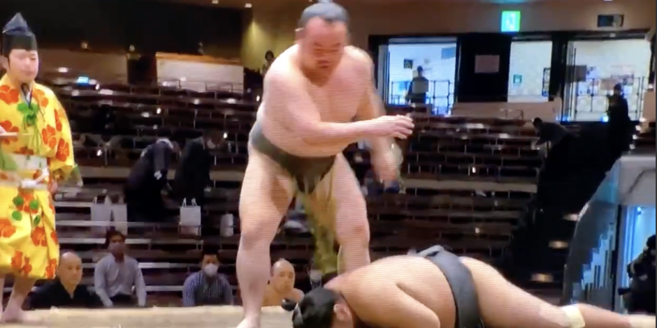 Momento en el que el luchador japonés Hibikiryu cae tendido en el suelo.