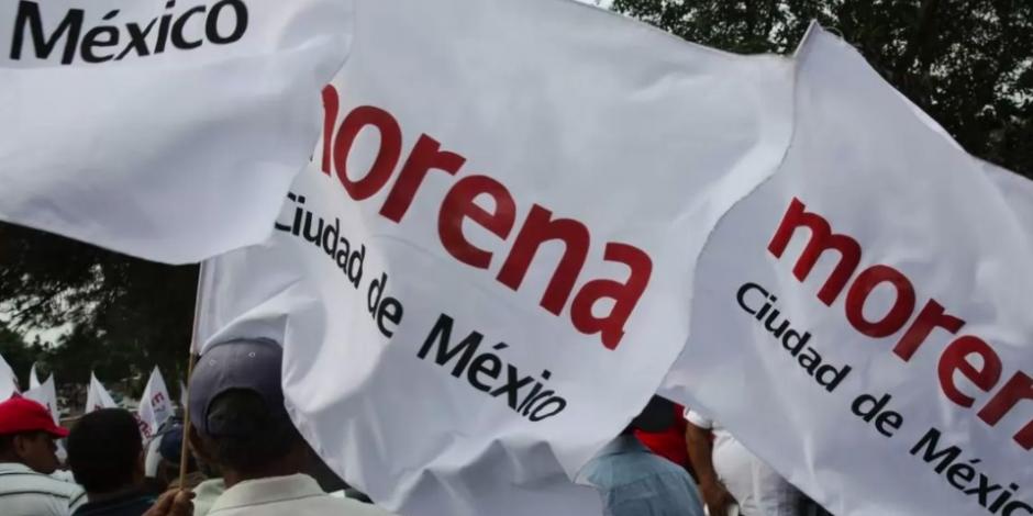 Banderas de Morena son ondeadas por simpatizantes del partido político.