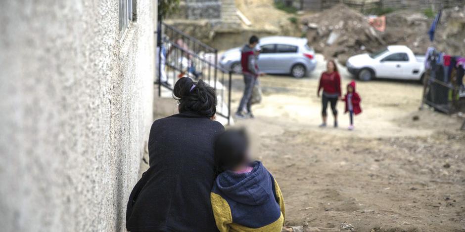Madres migrantes y sus hijos esperan en un albergue de Tijuana, respuesta de EU a su solicitud de ingreso.