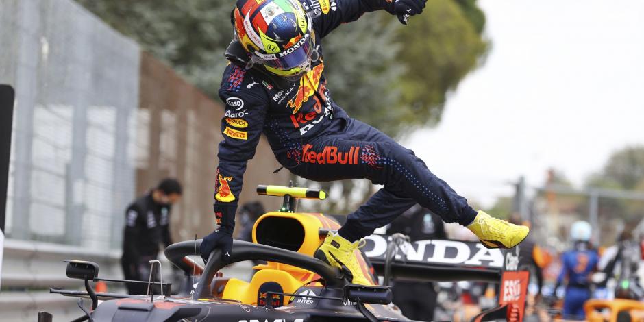 Checo Pérez en un Gran Premio, con Red Bull