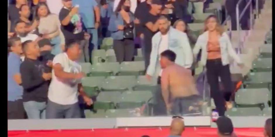 El momento de la bronca en gradas durante la pelea entre Andy Ruiz y Chris Arreola.