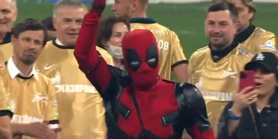 La estrella del Zenit se disfrazó de Deadpool para recibir su medalla.