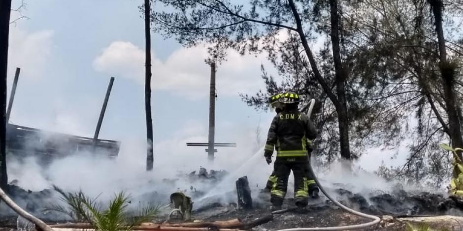 Los Bomberos de la CDMX informaron que como saldo del incendio en Santa Fe se quemó pasto seco y hojarasca en aproximadamente 200 metros cuadrados