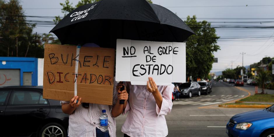 Con pancartas como ”El dictador Bukele” y “No al golpe”, protestan contra la destitución de los magistrados de la Corte y del fiscal, en San Salvador, El Salvador, ayer.