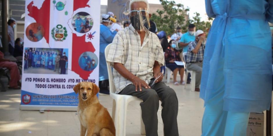 Juan Saavedra Reyes, un peruano de 85 años llegó acompañado de su mejor amigo al centro de vacunación contra COVID-19