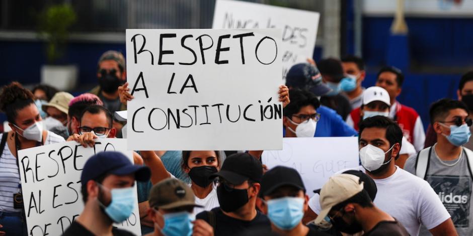 Manifestantes reprochan medidas autoritarias del Congreso y del Poder Ejecutivo, el pasado 2 de mayo.