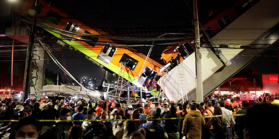 Los vagones del Metro que  cayeron anoche al colapsar la estructura de la llamada Línea Dorada, que pasa encima de la avenida Tláhuac.