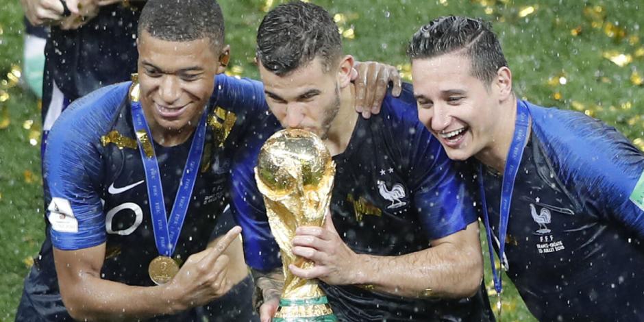 Thauvin, nuevo refuerzo de Tigres, celebrando junto con Mbappé y Lucas Hernández, el título del Mundial 2018