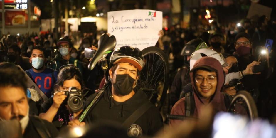 Un grupo de personas marchan sobre avenida Tláhuac para exigir justicia por las víctimas del accidente en la Línea 12 del Metro