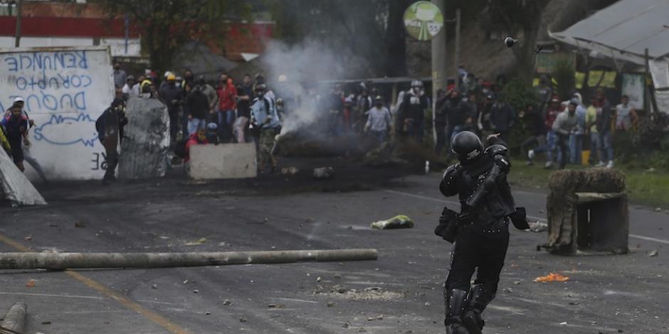 Un policía arroja gas lacrimógeno contra opositores al gobierno,  ayer, en la ciudad de Gachancipa.