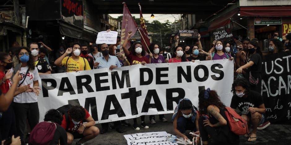 Al grito de “dejen de matarnos”, decenas protestaron ayer en Río de Janeiro.