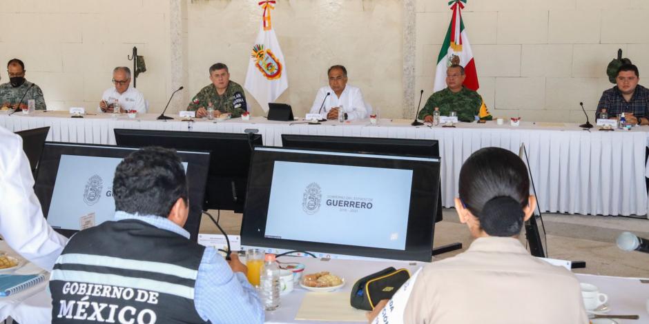 El gobernador de Guerrero (tercero de izq. a der.), en la reunión de ayer.