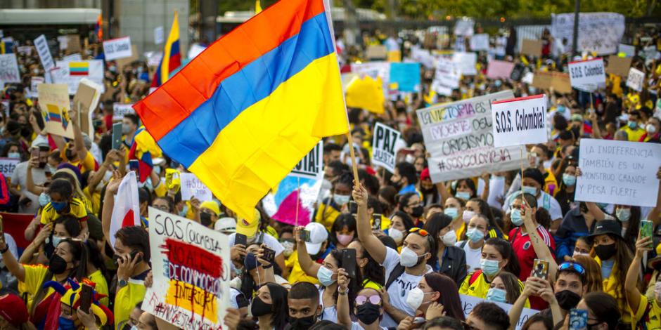 Miles de personas salen a las calles para manifestarse en contra de la violencia que se vive en Colombia