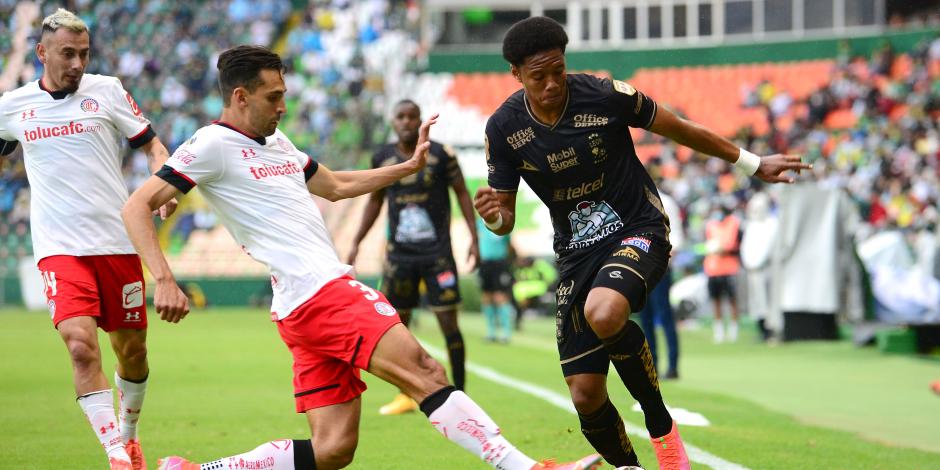 Una acción del partido entre León y Toluca, de la Liga MX