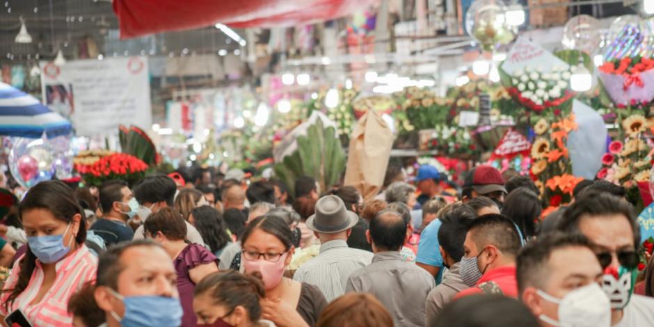 Cientos de compradores en el mercado de Jamaica, este 10 de mayo.