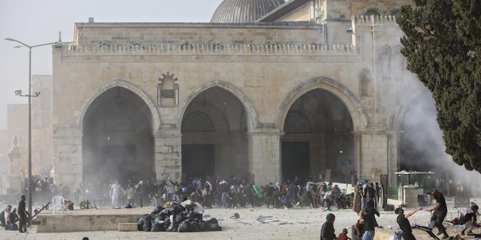 Palestinos chocan con las fuerzas de seguridad israelíes frente a la mezquita de Al Aqsa, en Jerusalén, ayer.