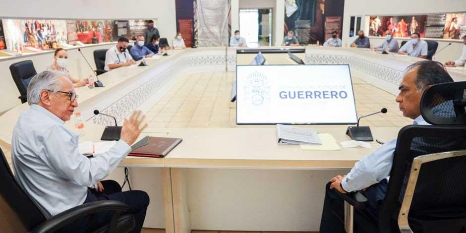 En la imagen, el gobernador, Héctor Astudillo Flores en reunión de trabajo