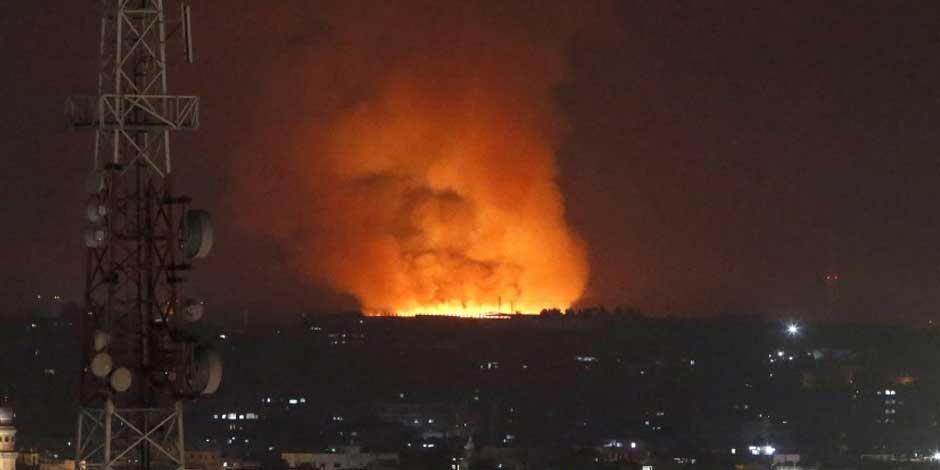 Un incendio arde en la Franja de Gaza el lunes 10 de mayo de 2021 tras un ataque de las fuerzas israelíes