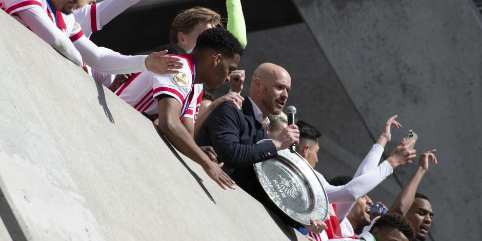 El entrenador de Ajax, Erik ten Hag, sostiene el trofeo de campeón de la liga holandesa tras su victoria por 4-0 ante el Emmen en el estadio Johan Cruyff ArenA, en Ámsterdam, el pasado 2 de mayo.