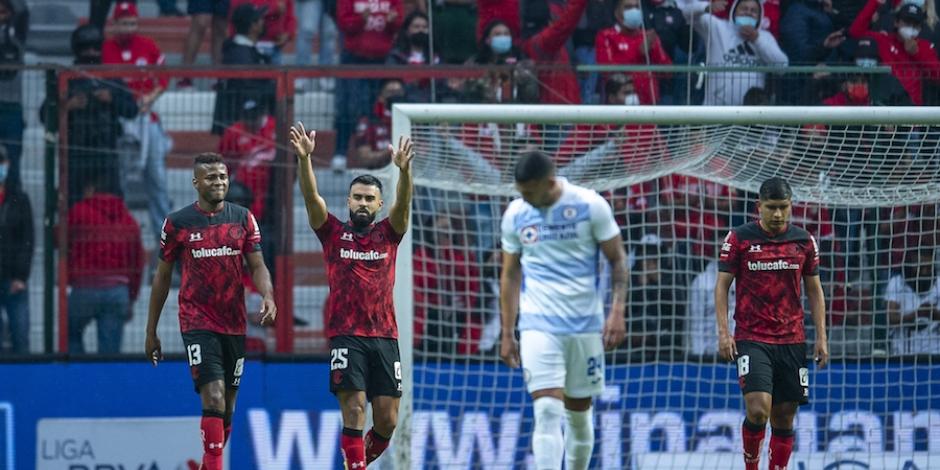 Juan Escobar se lamenta tras el gol de Alexis Canelo, ayer, en Toluca.