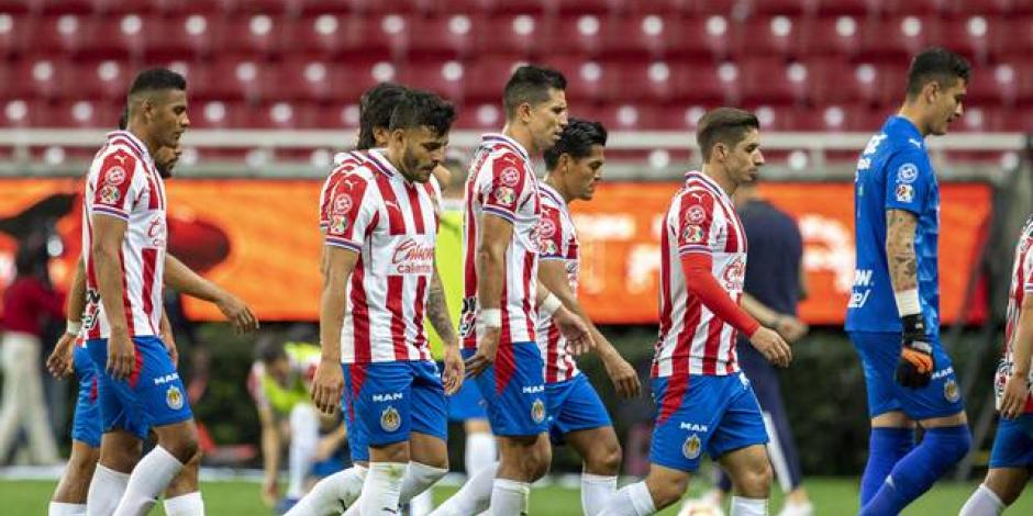 Futbolistas de Chivas se lamentan tras una derrota del equipo en el Guard1anes 2021.
