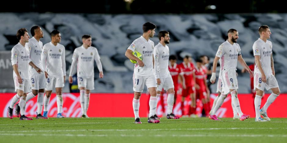 Jugadores del Real Madrid se lamentan después de recibir un gol del Sevilla el pasado fin de semana.
