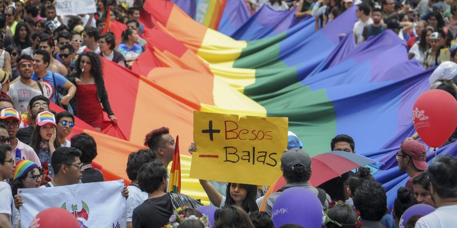 Personas exigen paz durante la Marcha del Orgullo LGBT+, en la Ciudad de México.