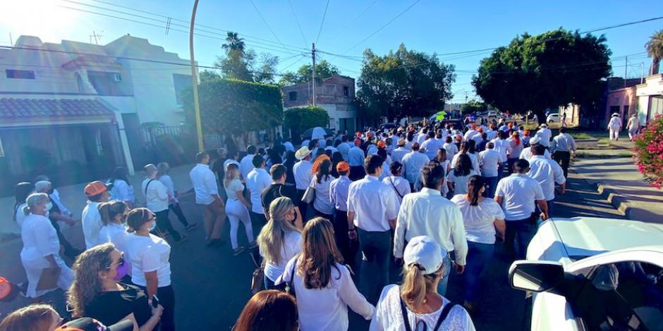 Acompañando la carroza con los restos mortales de Abel Murrieta, cientos de personas realizaron una “Marcha por la paz” en calles de Cajeme, ayer.