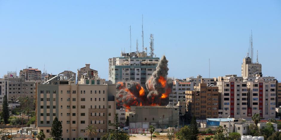 Misiles israelíes impactan en un edificio de Gaza donde se alojaban los medios AP y Al-Jazeera.