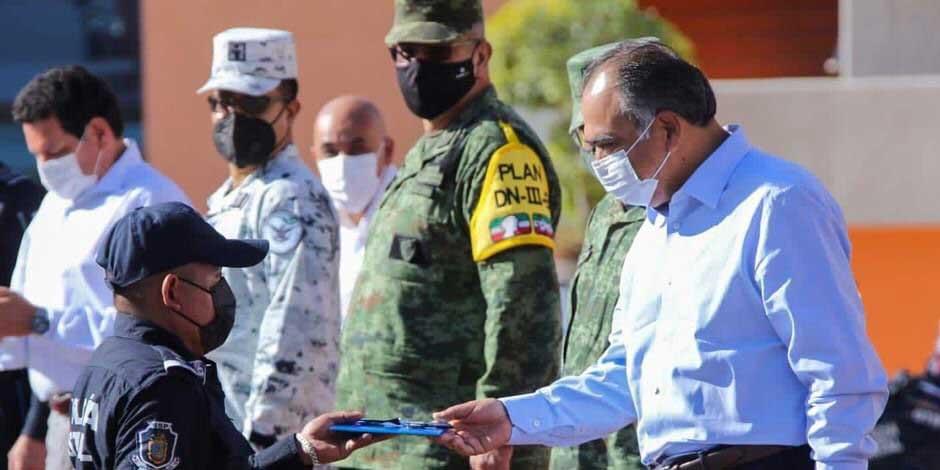 En Guerrero, gobernador Héctor Astudillo entrega 50 nuevas patrullas a fuerzas de seguridad estatal.
