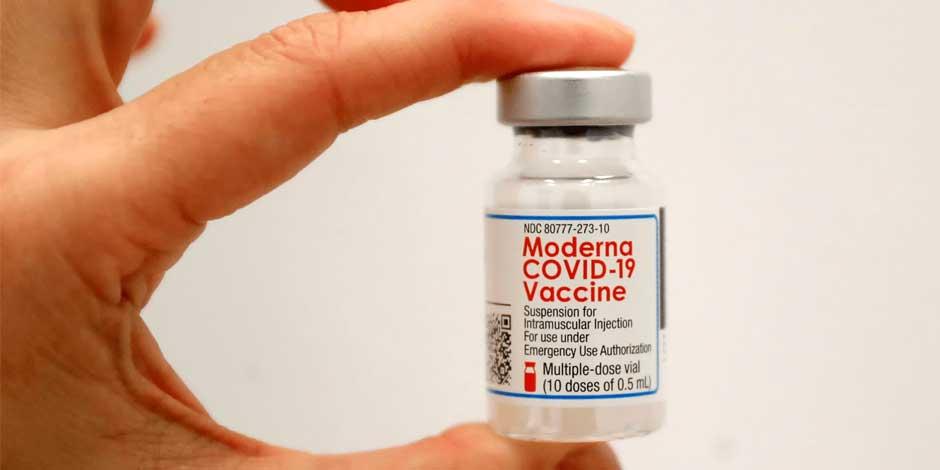 La farmacéutica Takeda señaló que "recibió informes de varios centros de vacunación de que sustancias ajenas fueron halladas dentro de viales de Moderna.